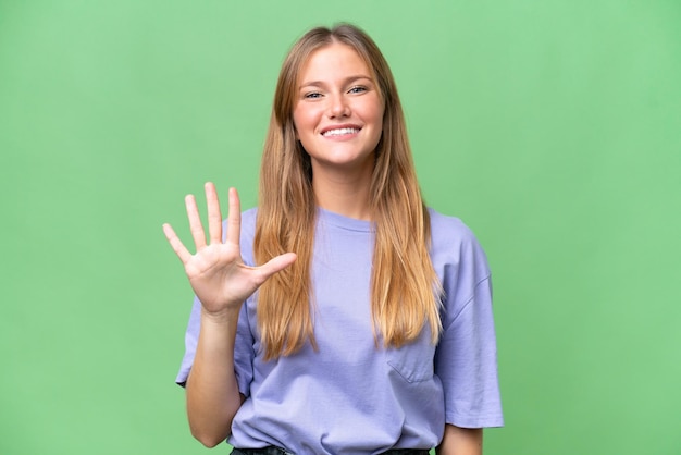 Фото Молодая красивая женщина на изолированном фоне, считая пять пальцами