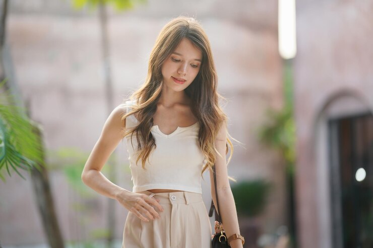 Photo 젊은 아름 다운 여자 실내, 열 대 별장에서 아름 다운 여자의 유행 초상화 포즈.