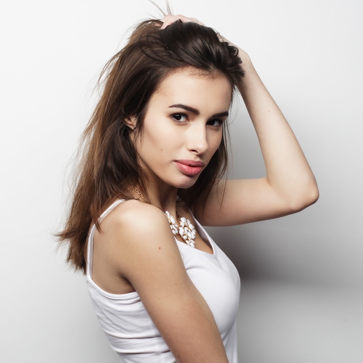 Photo young beautiful woman posing with white t-shirts, ower white background