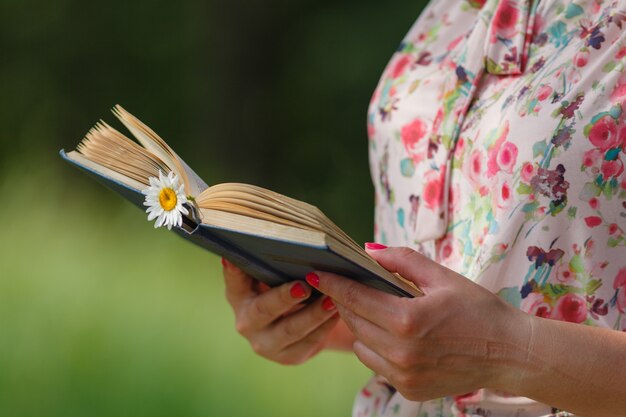 面白い本を読んで若い美しい女性