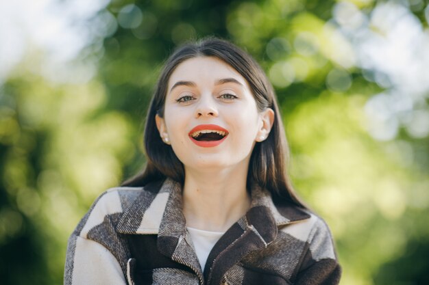 公園のシャツの若い美しい女性