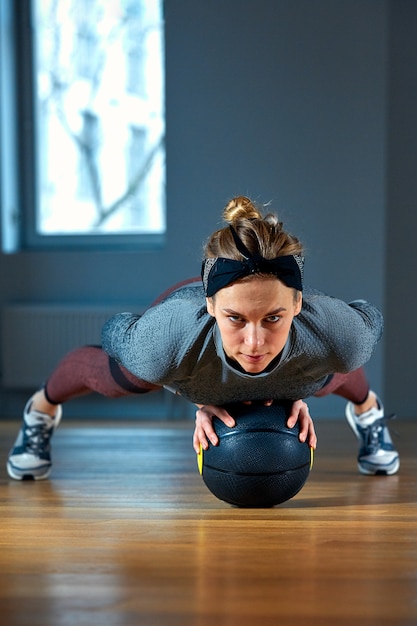 ストレッチを行うスポーツウェアの若い美しい女性