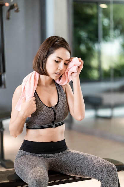 Young beautiful woman in sportswear working out in gym