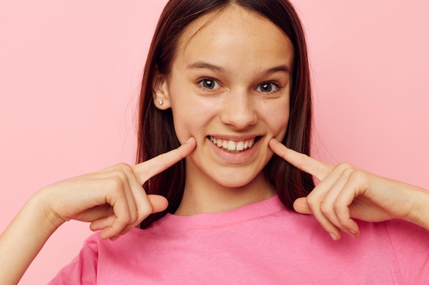 感情の孤立した背景をポーズするスタイリッシュな服を着た若い美しい女性