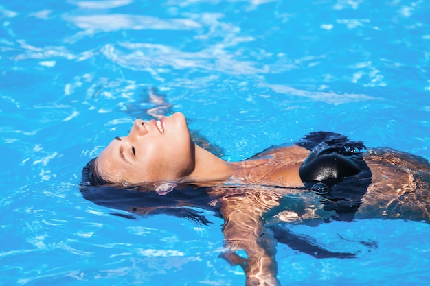 Foto giovane bella donna in piscina