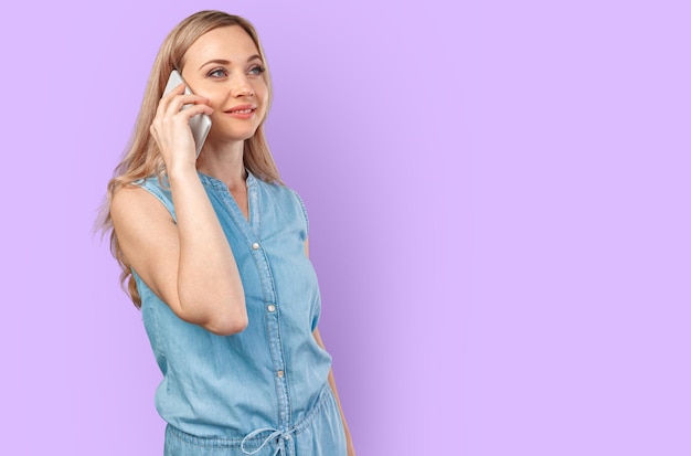 Foto giovane bella donna che parla al telefono su sfondo di colore isolato