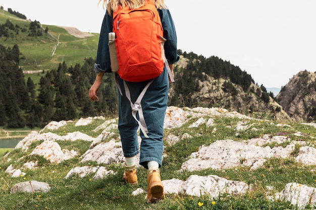 写真 山を旅する若い美しい女性