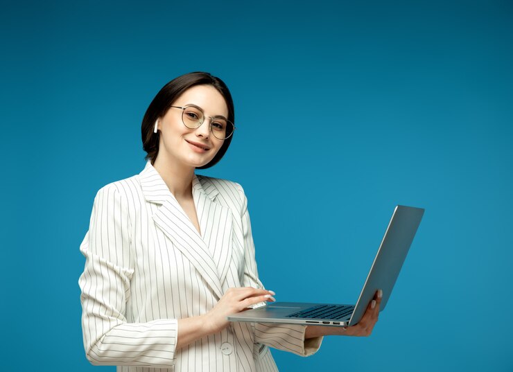 ラップトップを使用して若い美しい女性