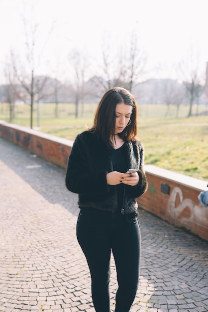 スマートフォンを使用して若い美しい女性