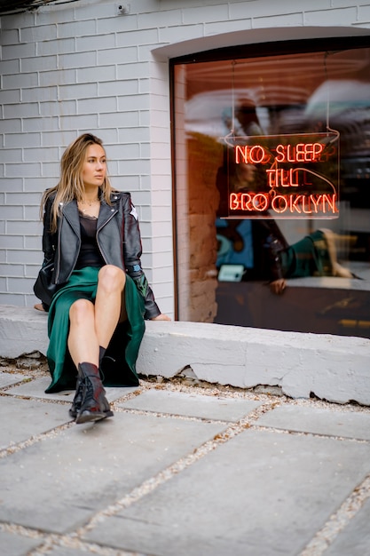 Photo young beautiful woman walks around the city