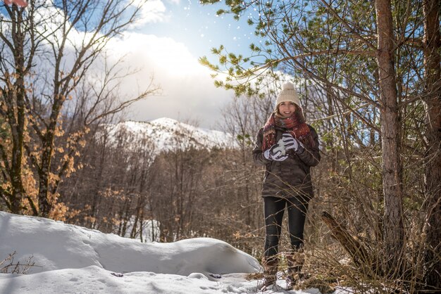 雪の中で冬の若い美しい女性