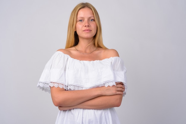 Giovane bella donna con i capelli biondi