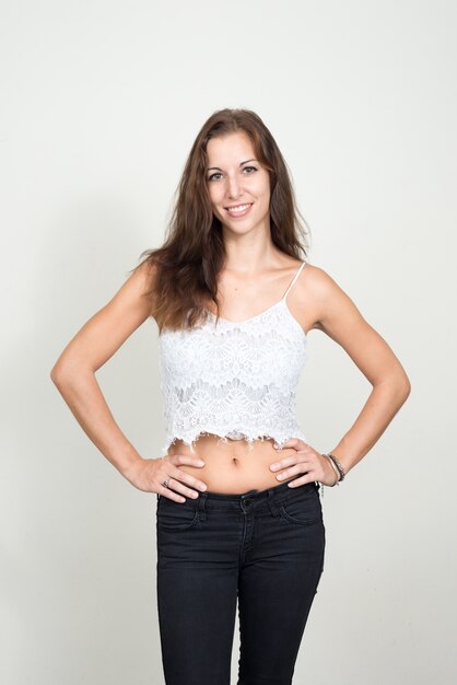 Photo young beautiful woman with brown hair against white space