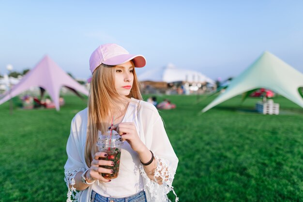 여름 축제에서 모자와 함께 젊은 아름 다운 여자