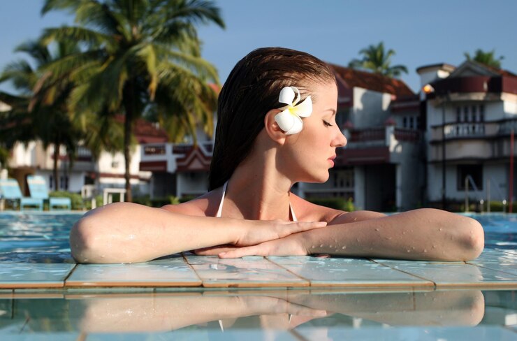 Photo young beautiful woman with flower in swimming pool