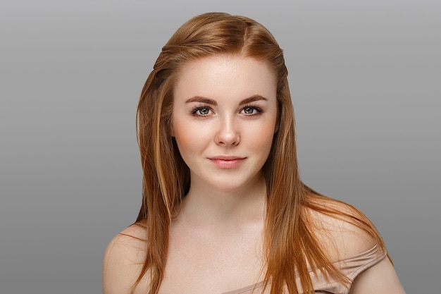 Photo young beautiful woman with freckles portrait studio on light background hipster posing