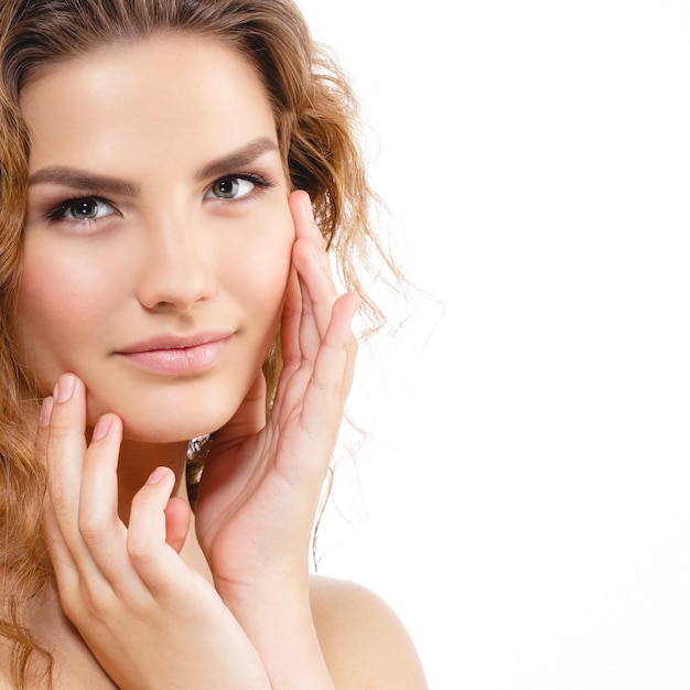 Photo young beautiful woman with freckles portrait studio on light background hipster posing