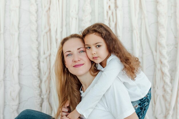 Foto giovane bella donna con sua figlia studio girato madre e figlia si divertono insieme