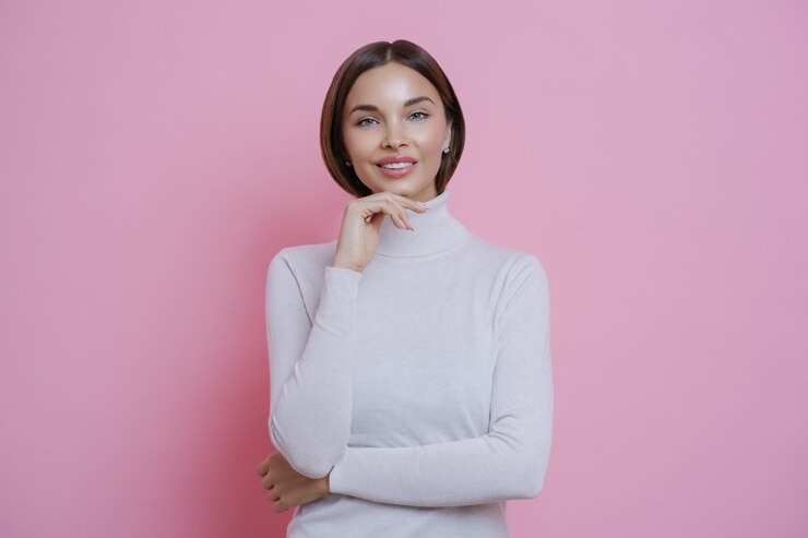 嬉しそうな表情の若い美しい女性、あごに触れる、優しく笑顔、まっすぐな黒髪