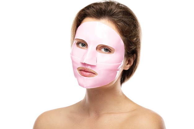 Фото Молодая красивая женщина с резиновой маской для лица на лице