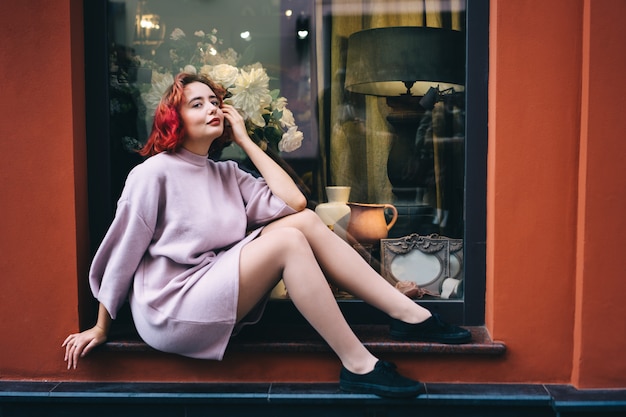 Foto giovane bella donna con i capelli rossi corti