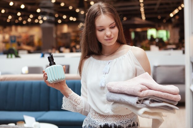 店でタオルを持つ若い美しい女性