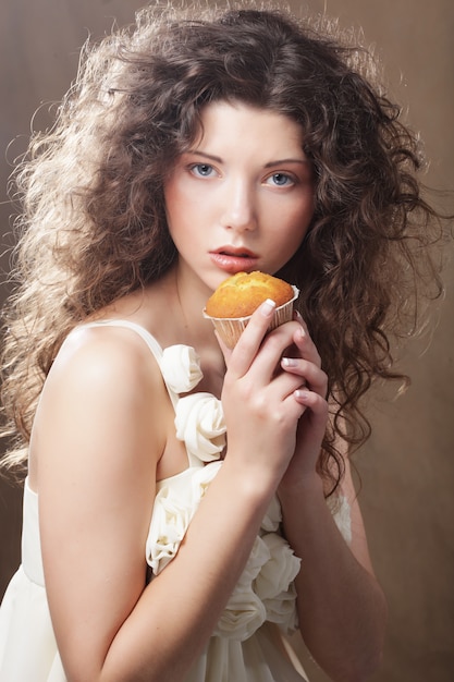 Ragazza giovane bellezza con torta