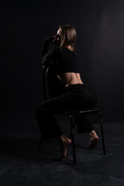 Фото Молодая красавица, стройная девушка, привлекательная чувственность, босиком, красивое тело, стул, взрослая спина