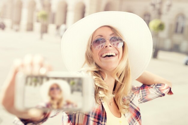 Foto la giovane donna di bellezza fa selfie con lo smartphone, all'aperto