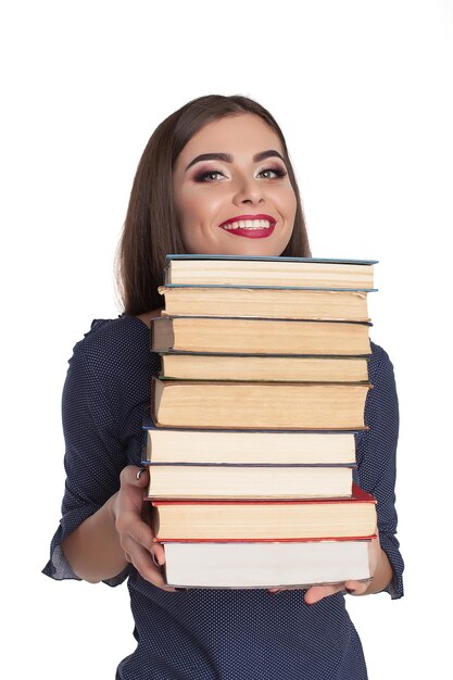 Giovane donna di bellezza con libri a sfondo bianco