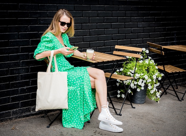 Photo young beautyful woman with linen eco bag on city background