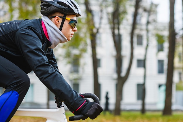 モーションライド中にヘルメットをかぶった若い自転車乗り