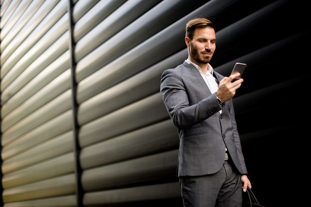 Giovane bisinessman con il telefono cellulare