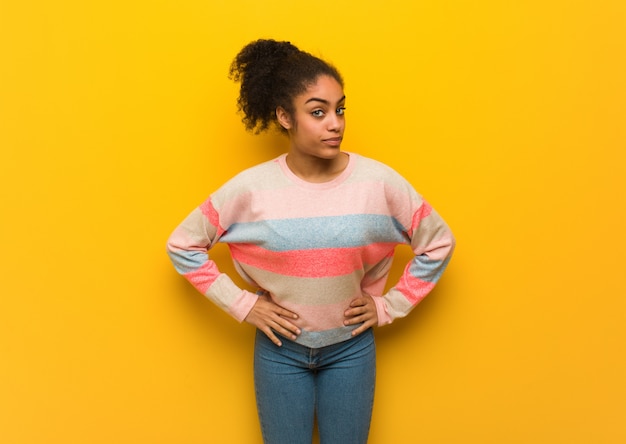 Photo young black african american girl with blue eyes scolding someone very angry