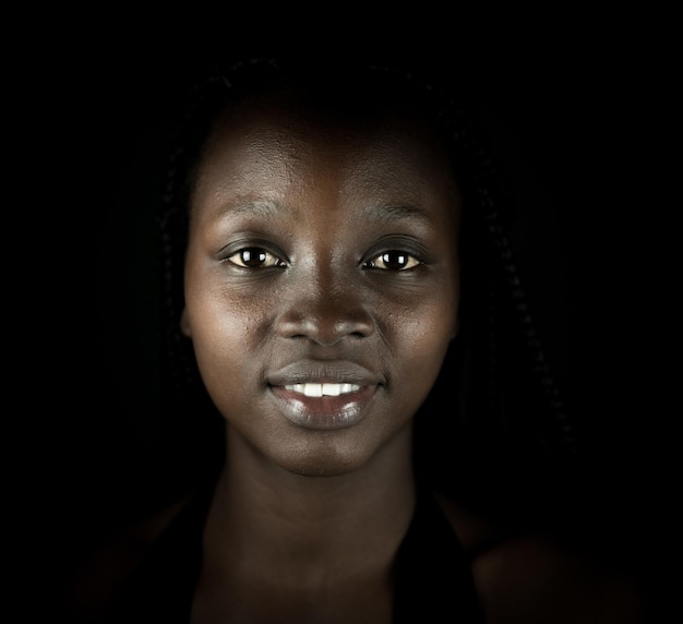 Портрет молодой черной афро-американской женщины в помещении