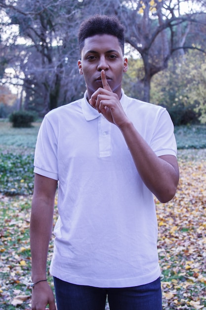 Photo young black african man gesturing and sending silence.