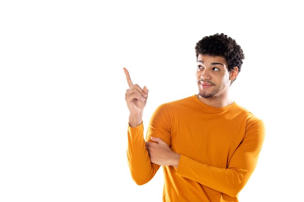 Молодой черный афро-парень смеется и указывает на что-то изолированным пальцем
