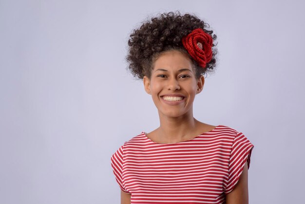 사진 빨간색과 색 줄무 티셔츠를 입고 미소 짓는 젊은 흑인 브라질 여성