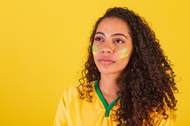 Молодая чернокожая бразильская футбольная фанатка крупным планом фото серьезное