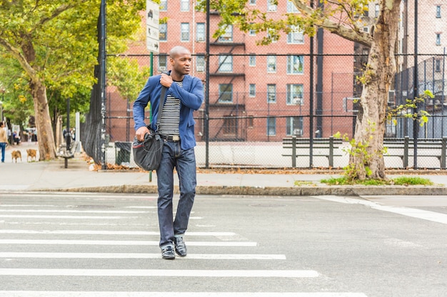 Photo young black man in new york crossing the street