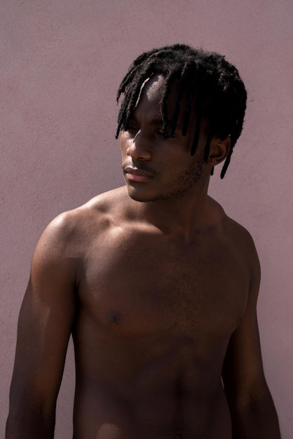 Photo young black man next to the pink wall portrait