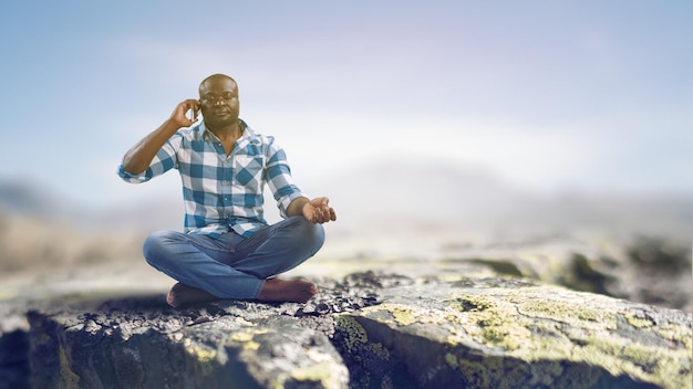 写真 座って瞑想している若い黒人男性。ミクストメディア