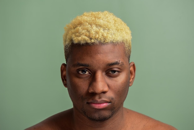 Photo young black man with short blond hair
