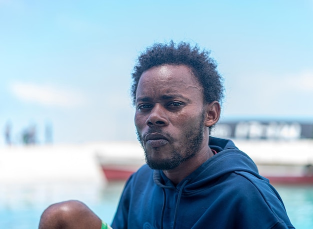 Photo young black man working on coast