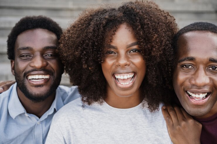 Photo young black people having fun looking at camera - main focus on african woman face