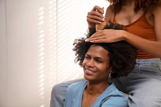 Foto giovani neri che si prendono cura dei capelli afro