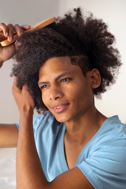 Photo young black person taking care of afro hair