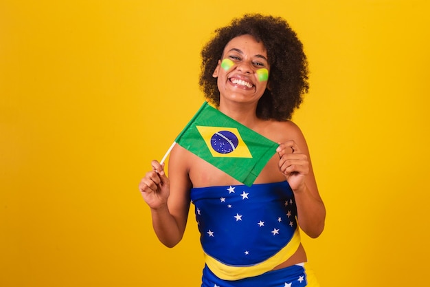 写真 ブラジルの国旗を保持している若い黒人女性ブラジル サッカー ファン