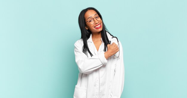 젊은 흑인 여성은 도전에 직면하거나 좋은 결과를 축하 할 때 행복하고, 긍정적이며, 성공하며 동기를 부여받습니다. 의사 개념
