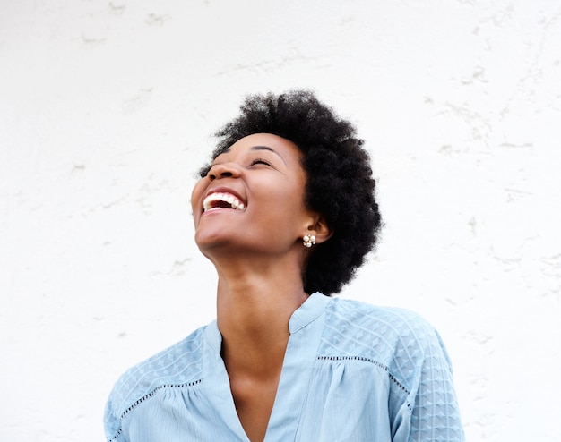 Photo young black woman looking away and laughing